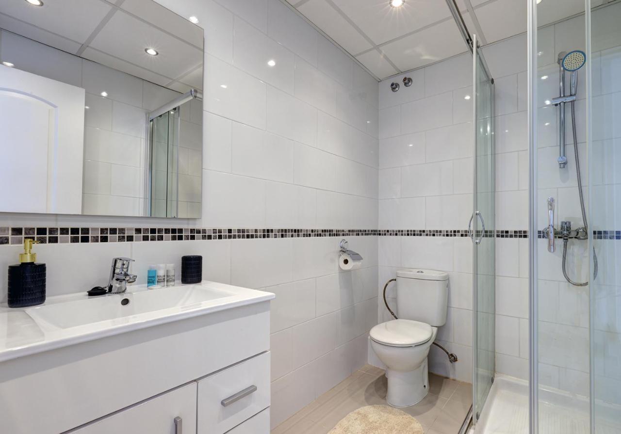 Quaint 2 Bedroom Townhouse With Pool Close To Sea! Беналмадена Екстериор снимка